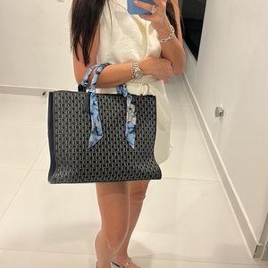 Carolina Herrera large purse 100% authentic